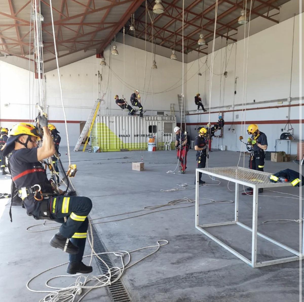 Formación de bomberos en las instalaciones.