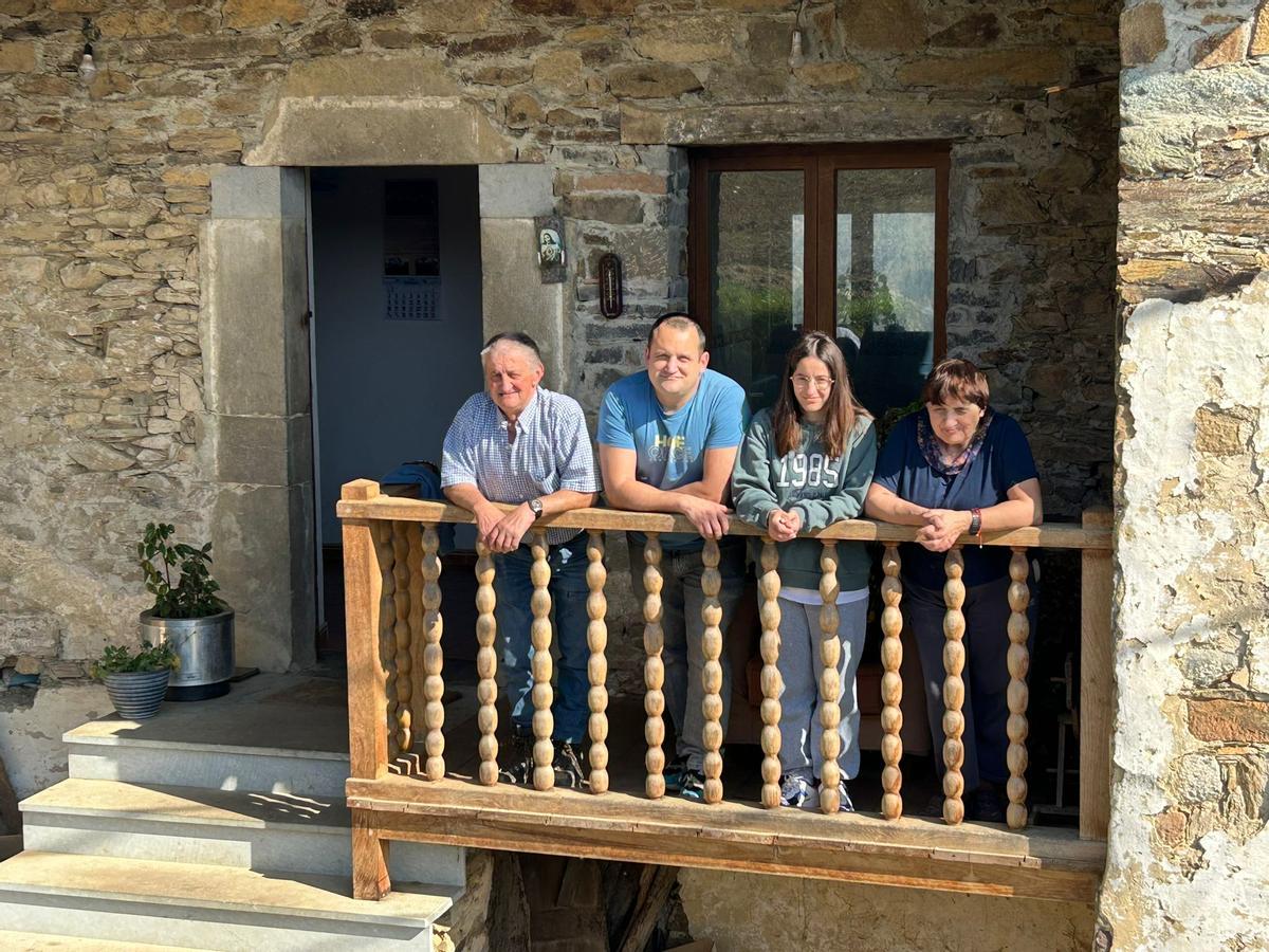 La pareja de novios, en el centro, junto a los padres de la novia, José Ramón Rodríguez y Mari Carmen Menéndez.