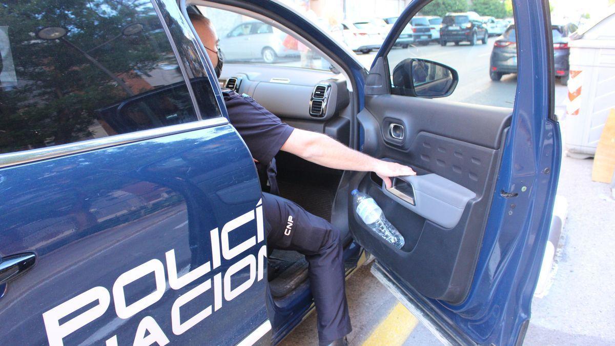 Un agente en un coche oficial, en una foto de archivo.