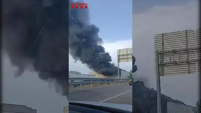 VÍDEO | Espectacular incendi en una nau del polígon de Vilamalla