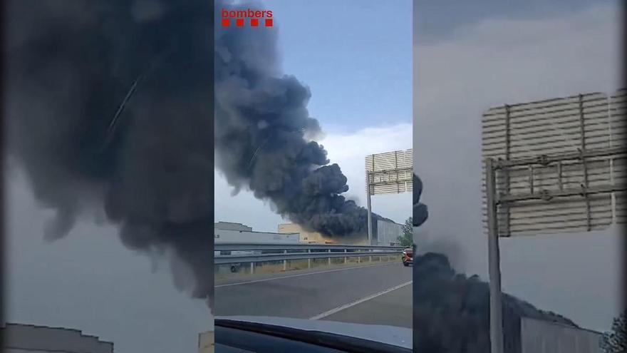 VÍDEO | Espectacular incendi en una nau del polígon de Vilamalla