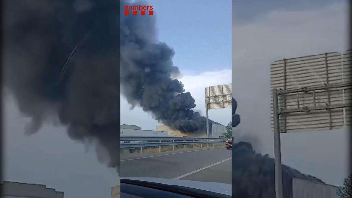 VÍDEO | Espectacular incendi en una nau del polígon de Vilamalla