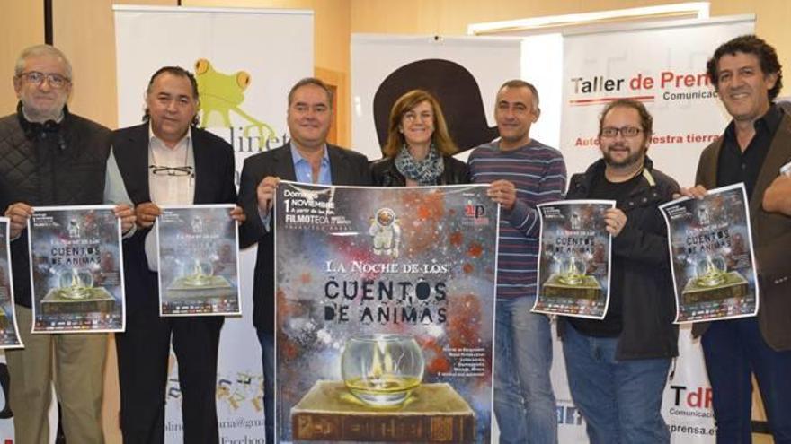 Participantes de ´La noche de los cuentos de ánimas´, ayer, durante la presentación de la velada en El Corte Inglés.