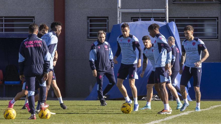 Felipe Miñambres supervisa con atención el entrenamiento del Levante UD en Buñol. | MIGUEL ÁNGEL MONTESINOS