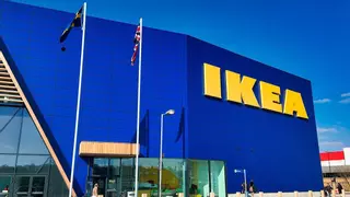 Adiós a perder espacio con la sombrilla: el invento de Ikea que tapa el sol y refresca