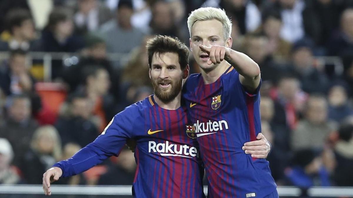 Rakitic celebró con messi su gol número 100 en su carrera