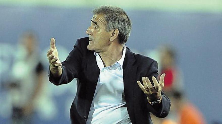 Paco Herrera da instrucciones desde la banda durante el partido de ayer de la UD Las Palmas ante el Mallorca. |