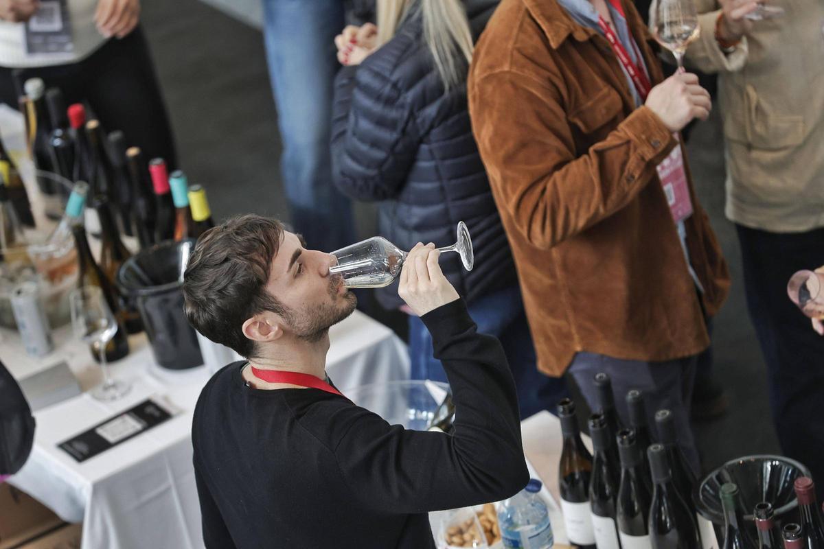 Ein Besucher verkostet einen der Weine der FEVI 2026.