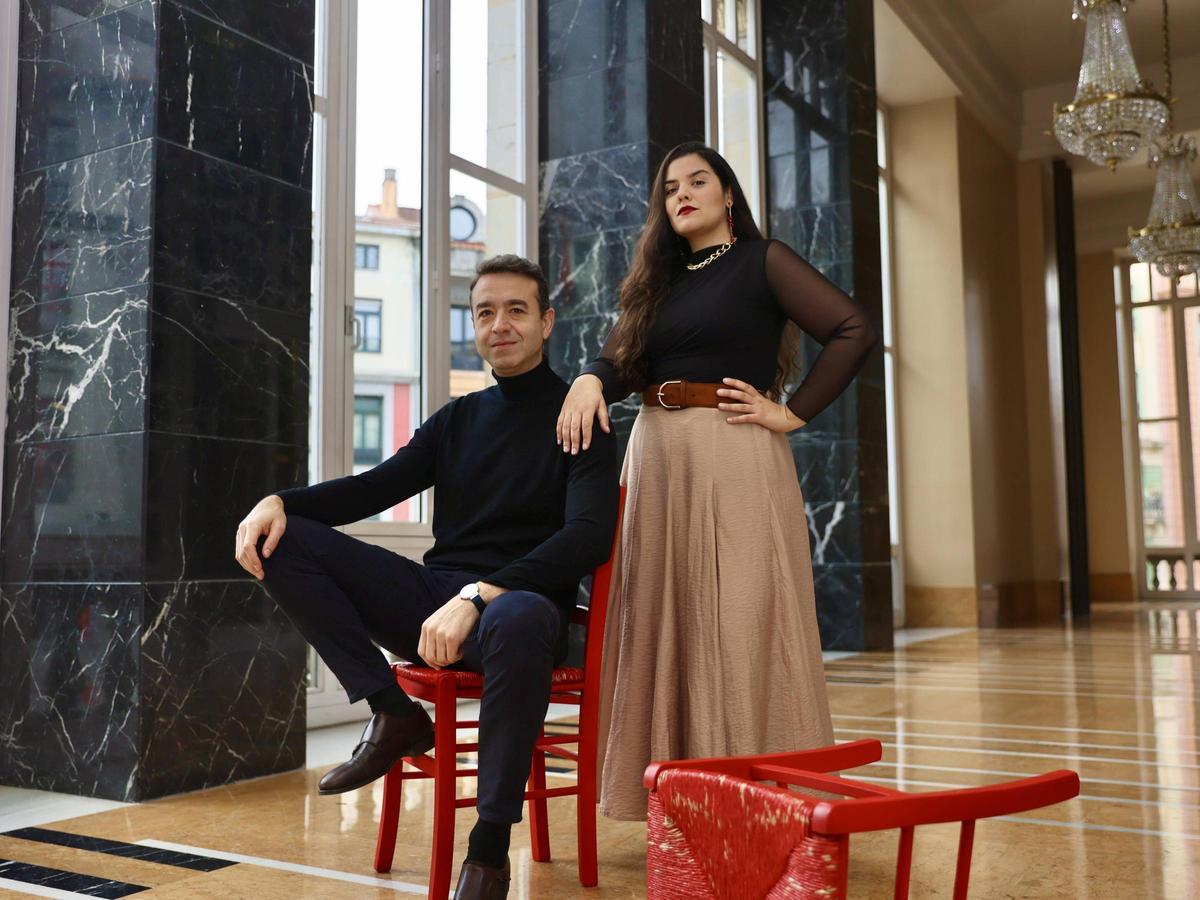 Damián del Castillo y Marcela Rahal, en el salón de te del teatro Campoamor.