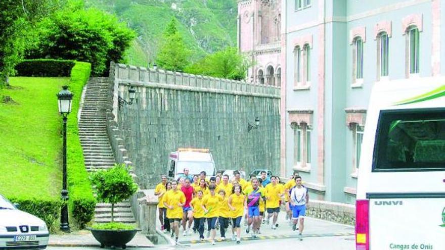 Los atletas de Llanera, en Covadonga, en una edición anterior de la marcha.