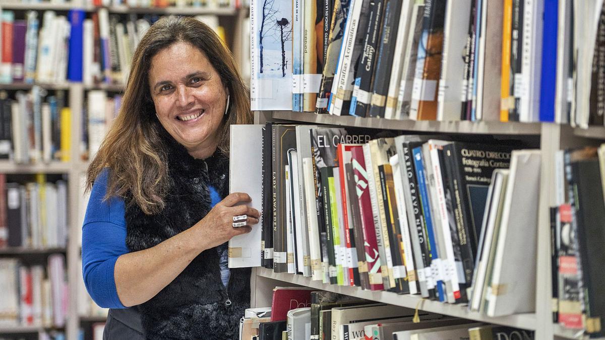 La poeta, investigadora y docente Alicia Llarena, ayer, en la Biblioteca del Centro Atlántico de Arte Moderno (CAAM). | | NACHO GONZÁLEZ ORAMAS
