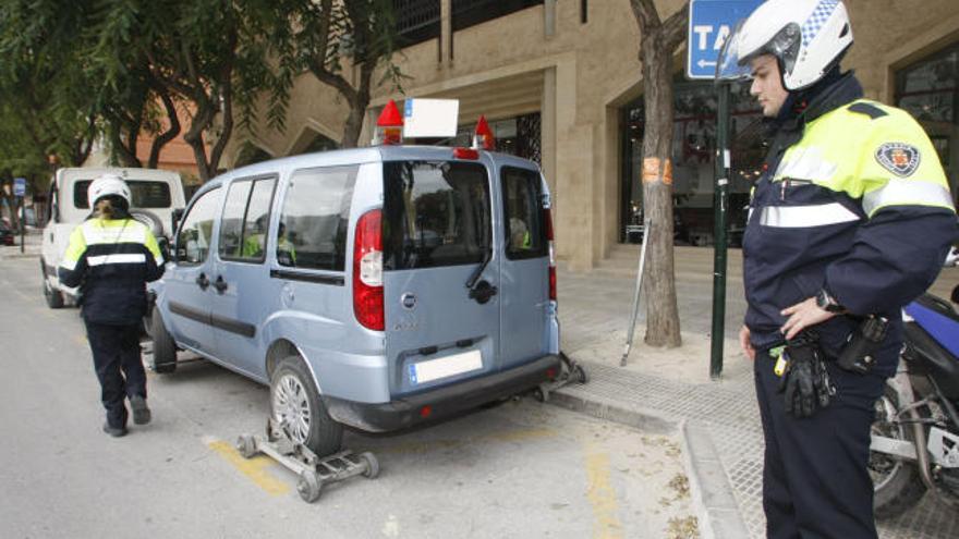 Una grúa retira un vehículo mal estacionado en la ciudad de Murcia