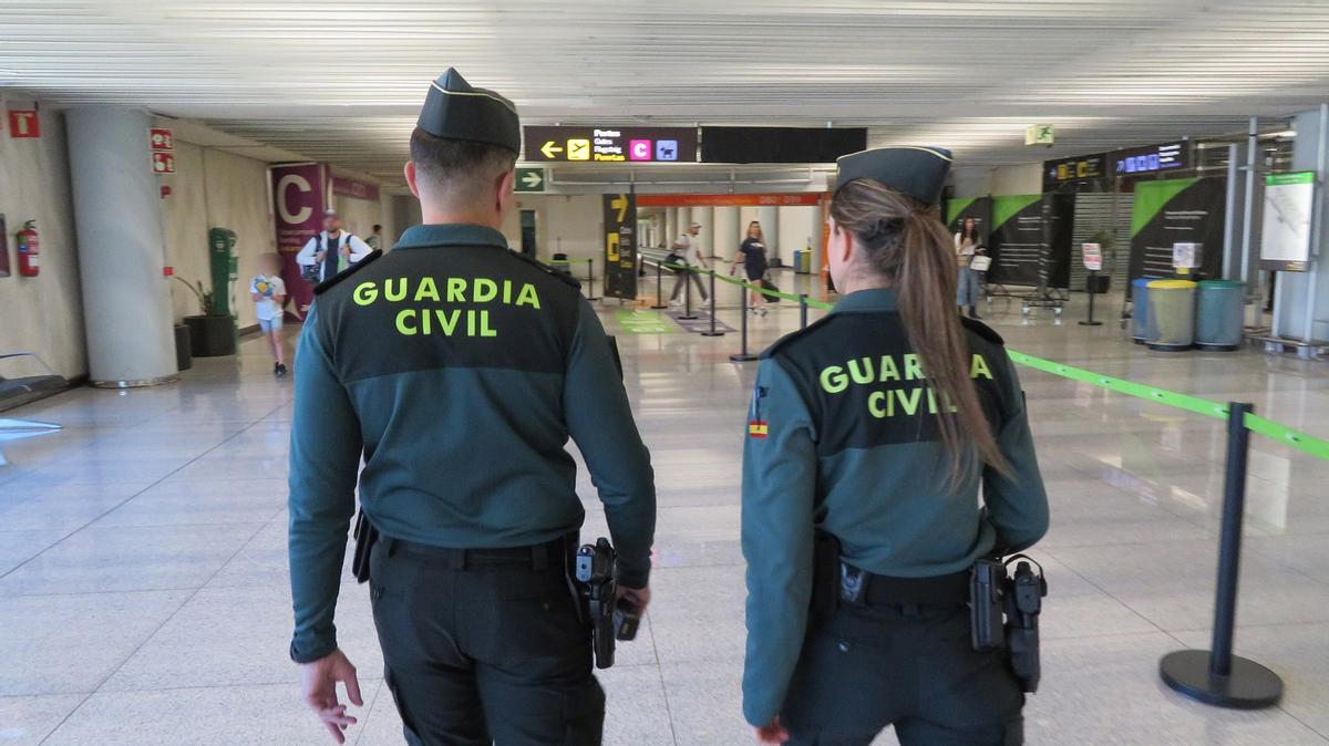 Patrulla de la Guardia Civil patrullan en el Aeropuerto de Palma.
