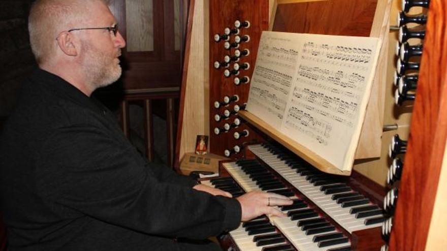 Fernando Álvarez Menéndez, en la consola del órgano de Covadonga.