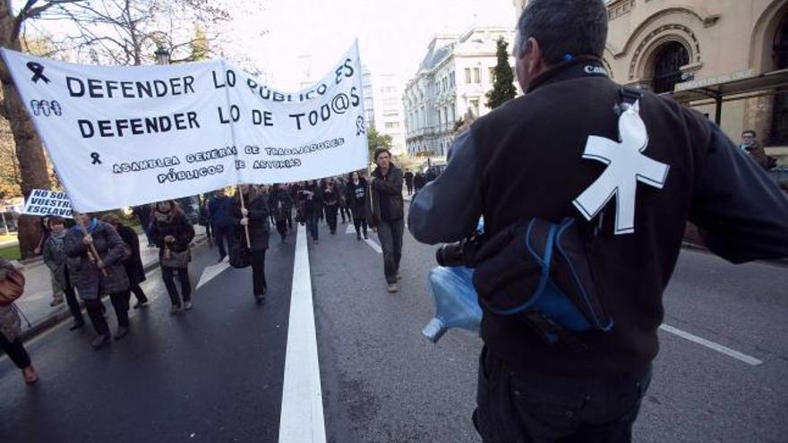 Manifestación de empleados públicos en la calle Marqués de Santa Cruz, en Oviedo, el día de los Santos Inocentes.