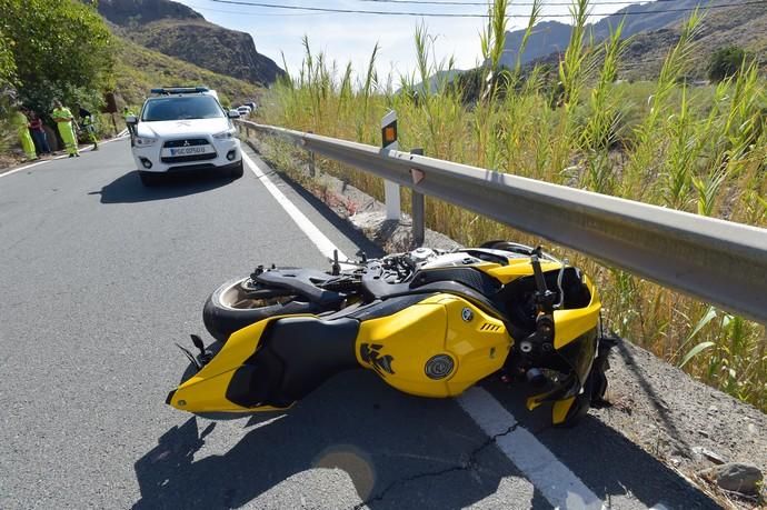 17-03-2019 SAN BARTOLOMÉ DE TIRAJANA. Accidente. Choca un coche contra tres motos.   Fotógrafo: ANDRES CRUZ  | 17/03/2019 | Fotógrafo: Andrés Cruz