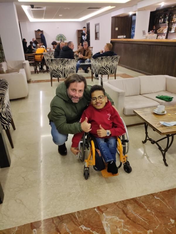 El cangués con uno de los deportistas saudíes. | // FDV