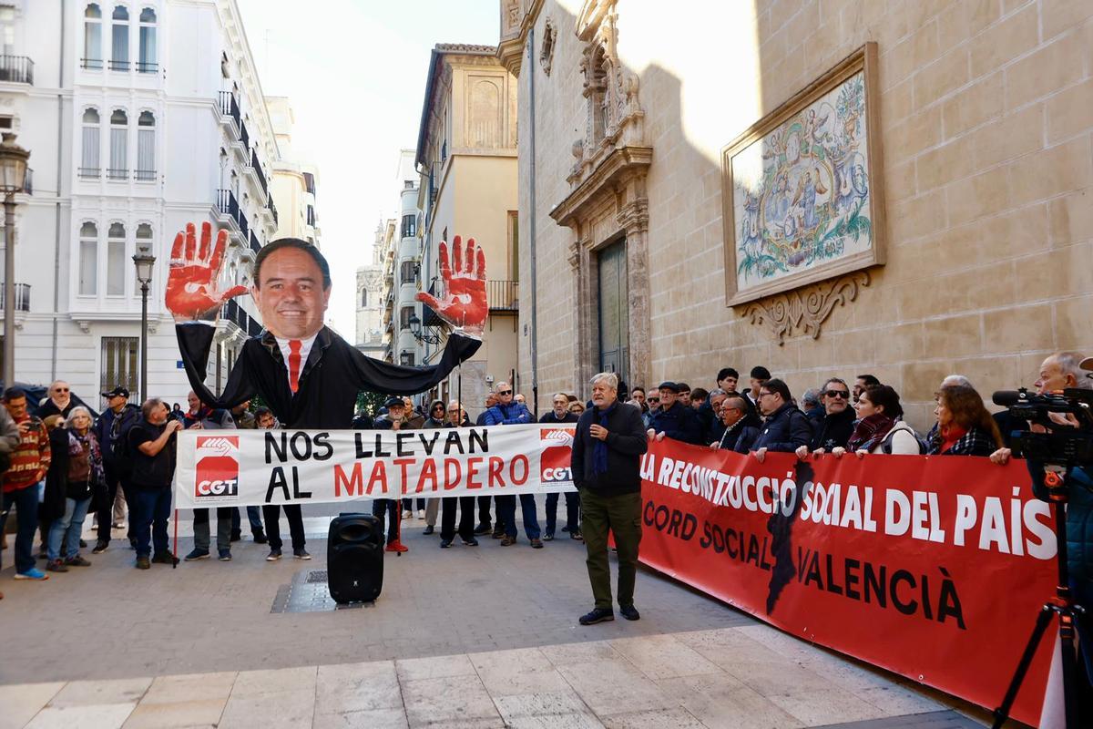 Víctimas de la dana frente a Las Corts durante la investidura de Pérez Llorca.