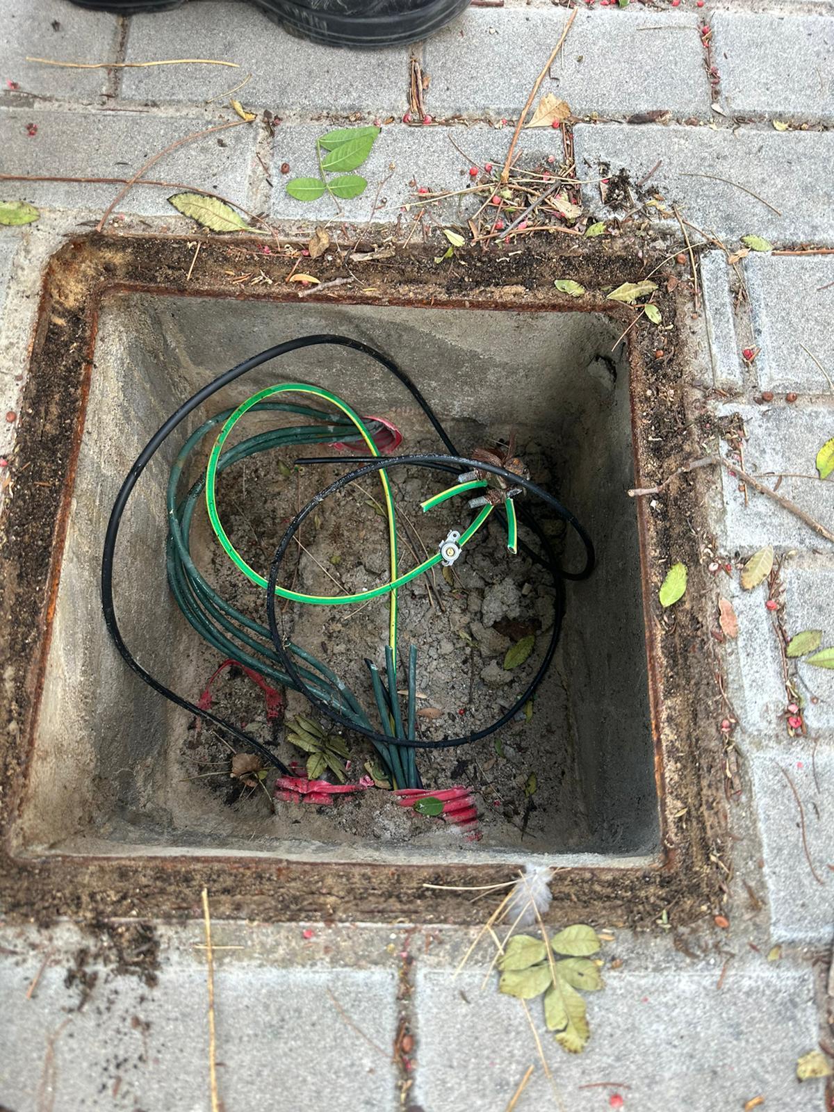 Interior de una tapa de alumbrado público.