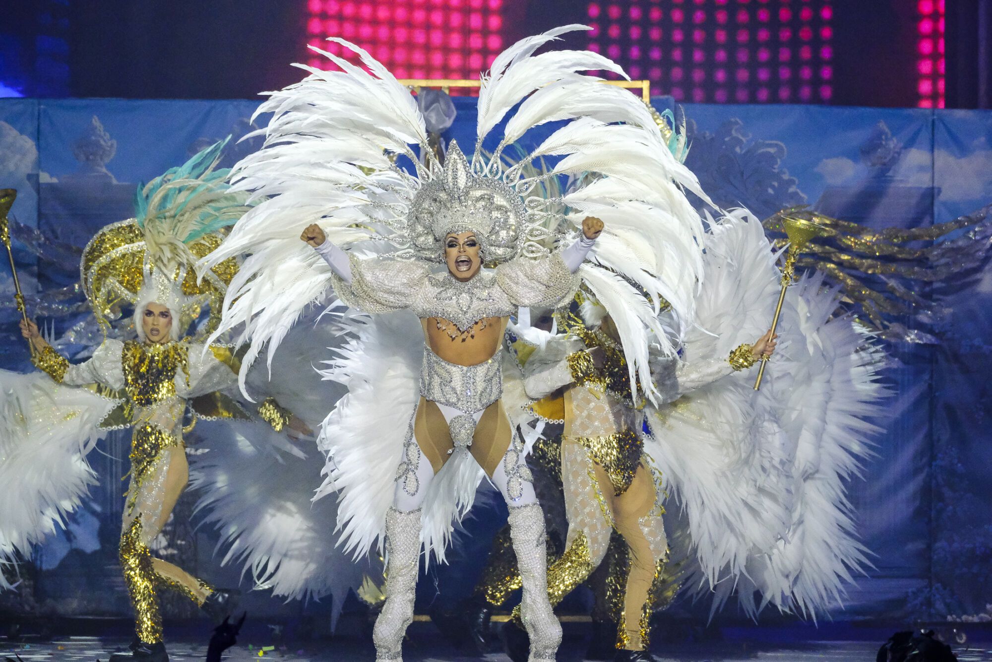 Número 3. Drag Acrux (Neftalí Betancor Rodríguez) Con el patrocinio de INK_CANARIAS Tattoo &amp; Quiromasaje, Jacob Peluquero y MIXTURAS Music y con un diseño del drag presenta el espectáculo La profundidad oculta de un dulce ángel por los prejuicios injustos de un triste infierno.