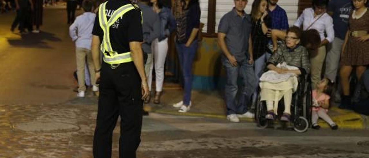 La escasez de policías deja turnos con un solo agente en la calle en Carcaixent