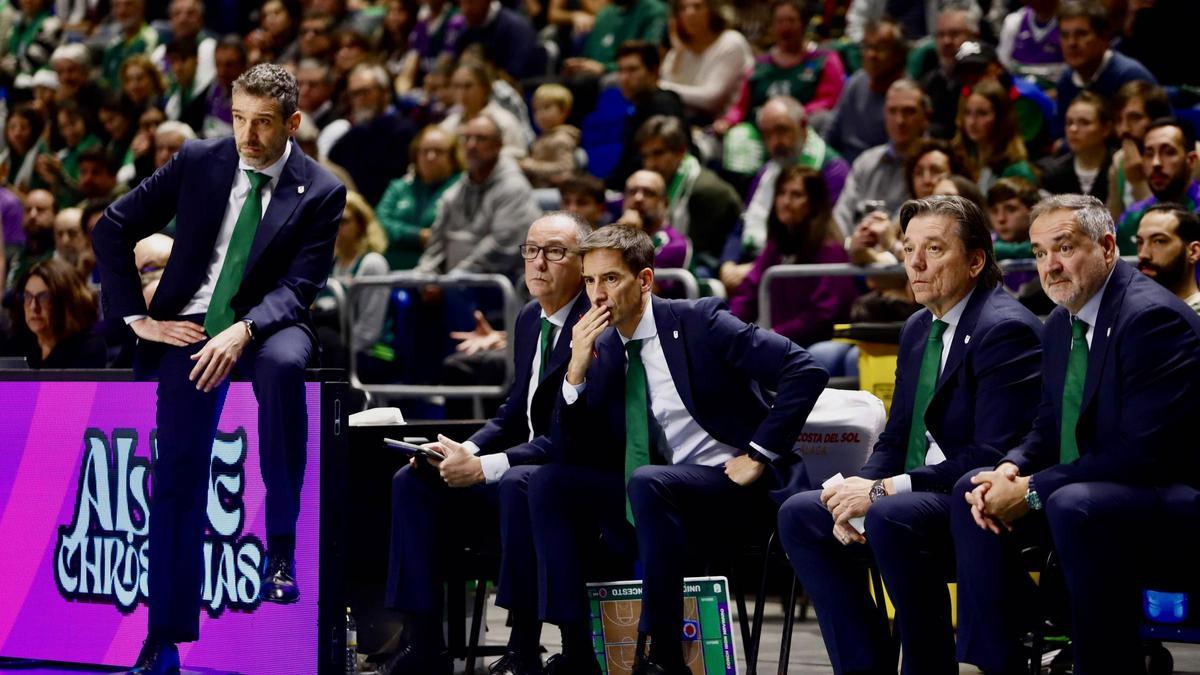 Ibon y parte de su staff, en el partido contra el Joventut.