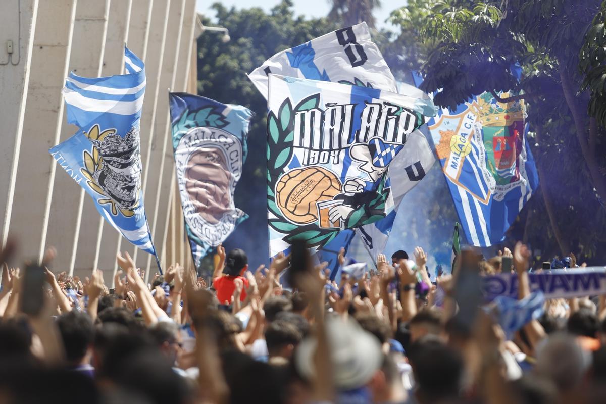 Fiesta en La Rosaleda para recibir al Málaga CF en la previa de su partido ante el Huesca