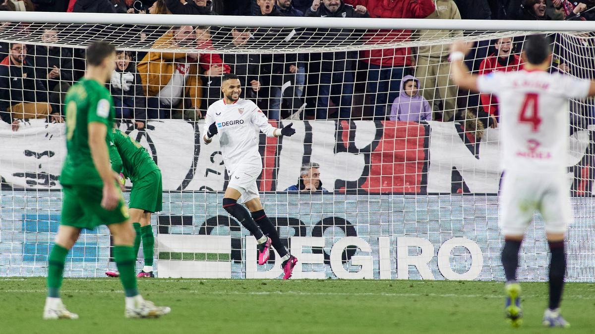 Lucas Boyé se lamenta, mientras En-Nesyri celebra un gol del Sevilla