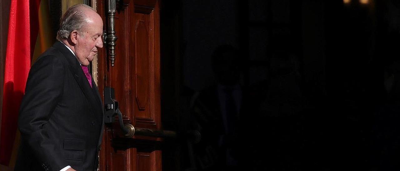 El Rey emérito Juan Carlos I en el exterior del Congreso de los Diputados.