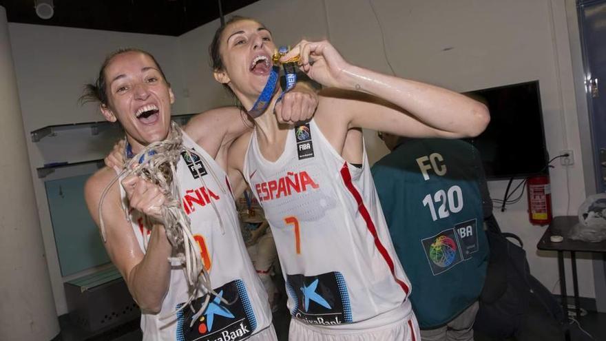 Laia Palau y la mallorquina Alba Torrens celebran en el vestuario de España la conquista de la medalla de oro en el Eurobasket.