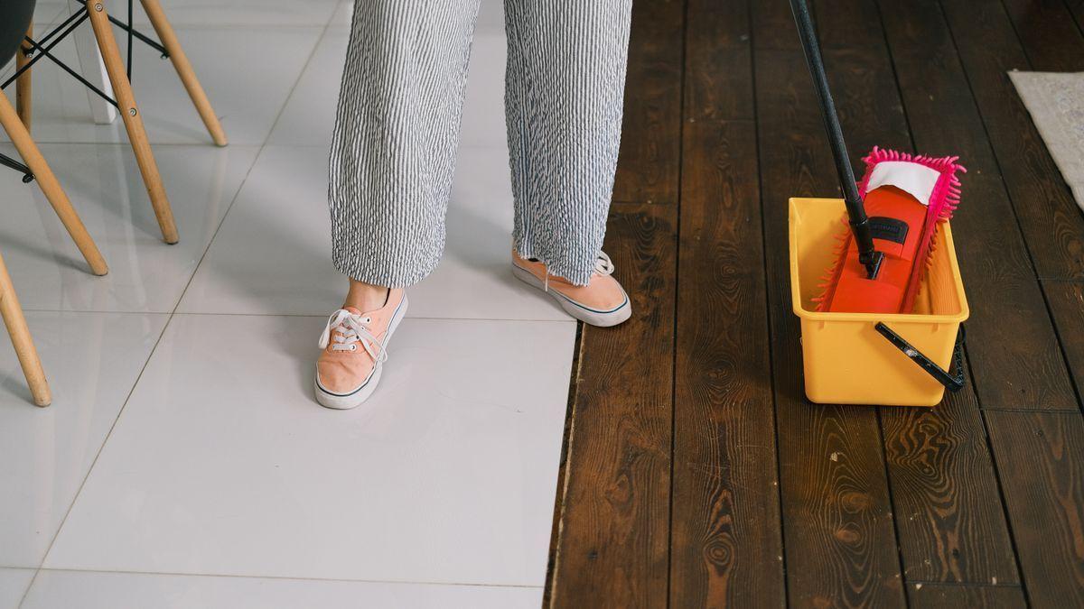 El truco viral para limpiar el suelo de tu casa sin esfuerzo