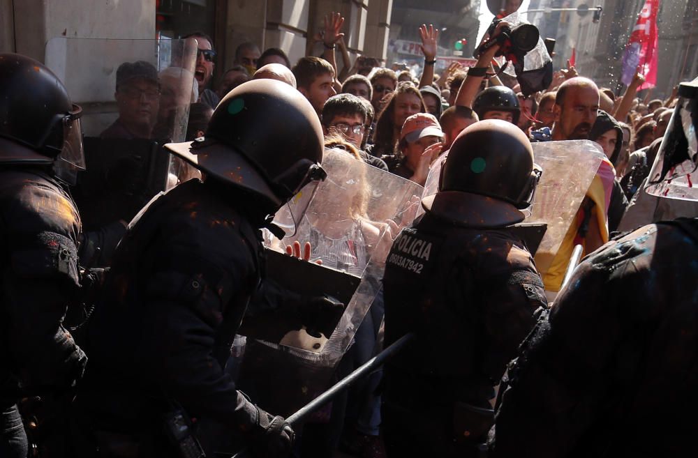 Choques entre independentistas y mossos en Barcelona