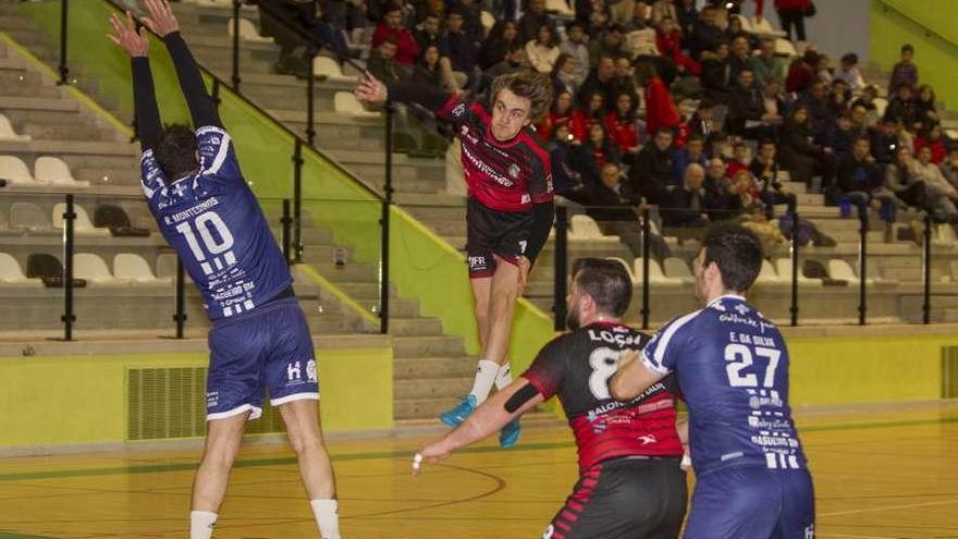 Brais lanza por elevación en el Lalinense-Rasoeiro disputado ayer en el Arena. // Bernabé/Ana Agra