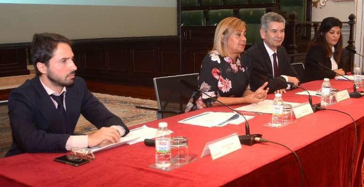 Carmela Silva y Santos Héctor exponen el desarrollo del plan. // R.V.