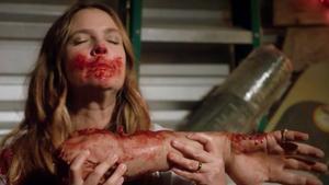 La actriz Drew Barrymore, en una desagradable escena de la comedia negra de Netlix ’Santa Clarita Diet’. 