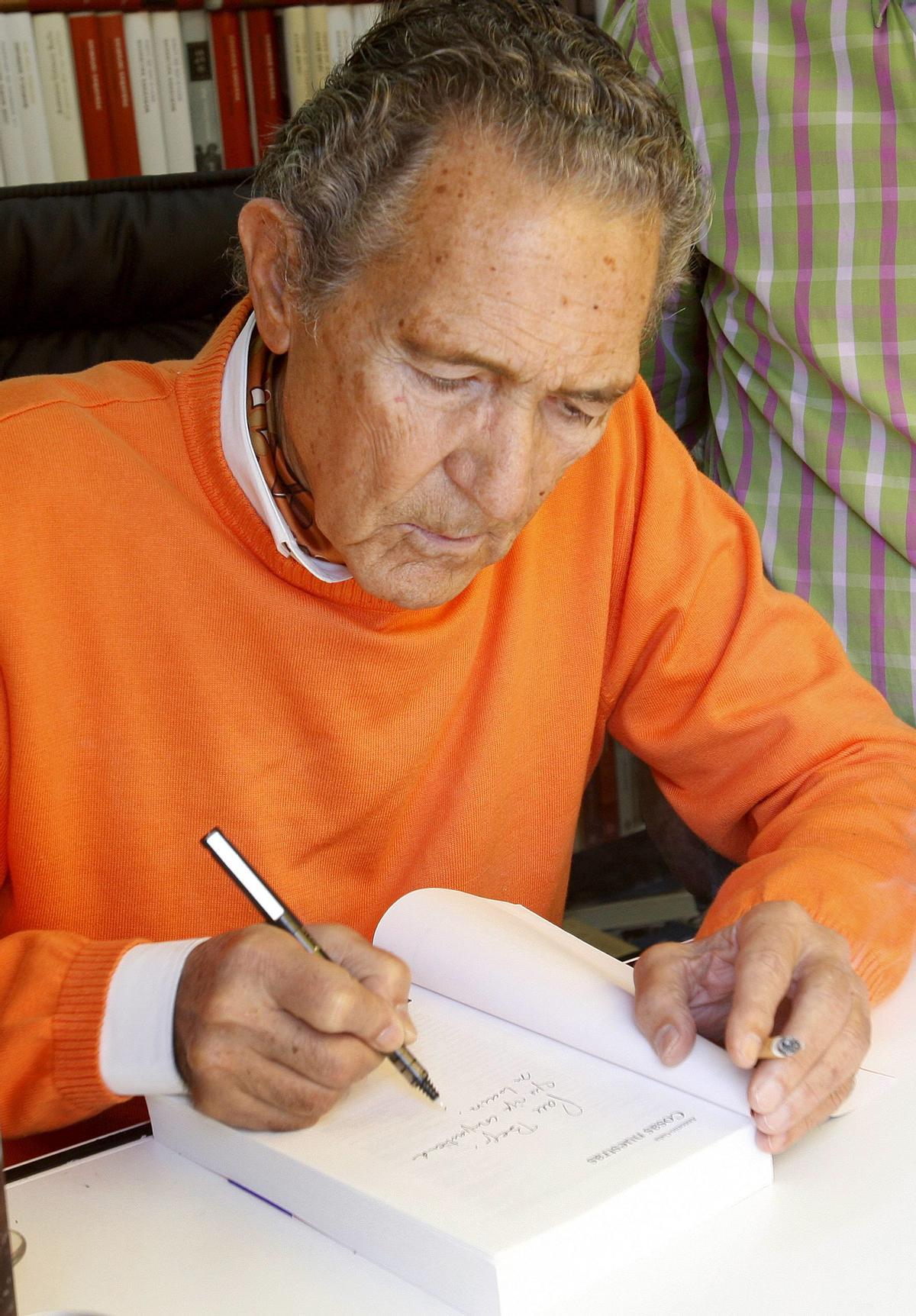 Antonio Gala firma ejemplares de su obra en una de las casetas de la Feria del Libro de Madrid, en junio del 2008.