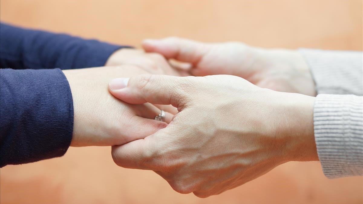 Dos personas se dan la mano. Dos personas se dan la mano.