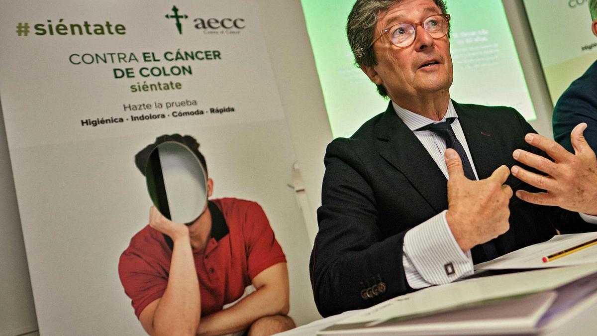 Andrés Orozco, presidente provincial de la AECC en Santa Cruz de Tenerife, durante una rueda de prensa.