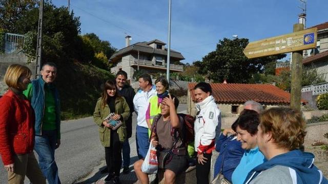 Peregrinos a su paso por el municipio de Mos con la alcaldesa (con cazadora blanca).