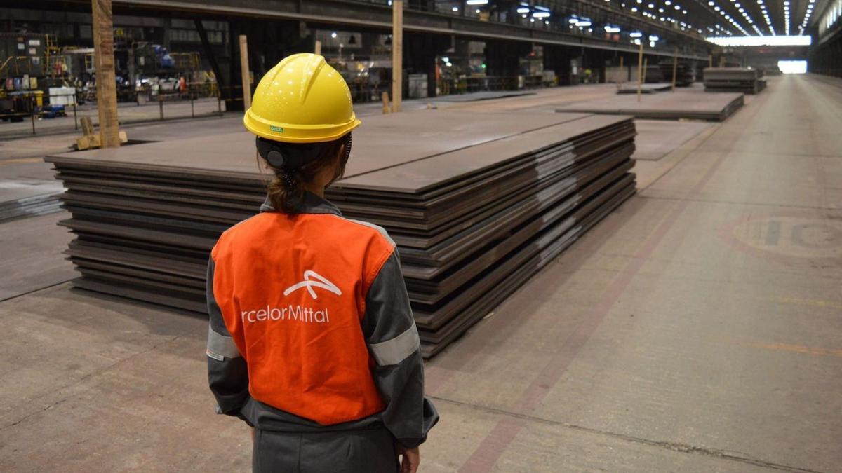 Una operaria, en el almacén de chapa de ArcelorMittal. |