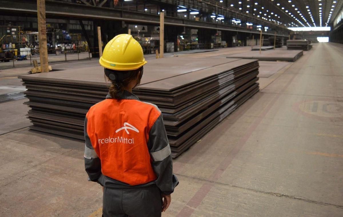 Una operaria, en el almacén de chapa de ArcelorMittal. |
