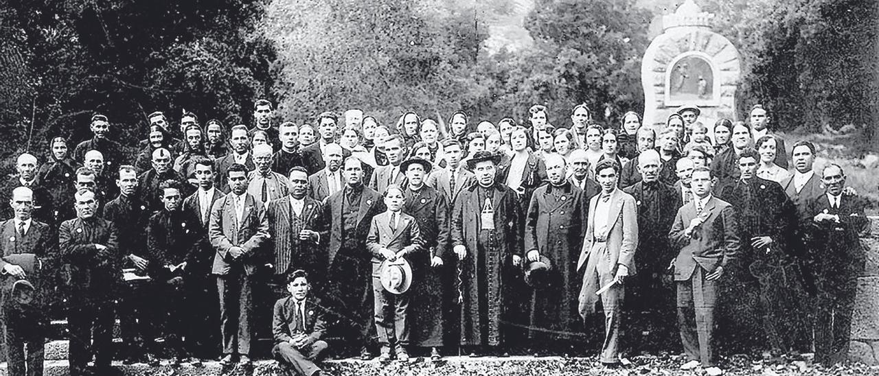 Imatge dels pelegrins pitiüsos que assistiren al romiatge al monestir de Lluc el 1932 que presidí el bisbe Salvi Huix.