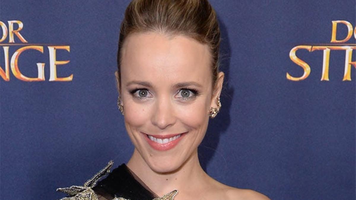 Rachel McAdams se pone sexy en el estreno de 'Dr. Extraño'