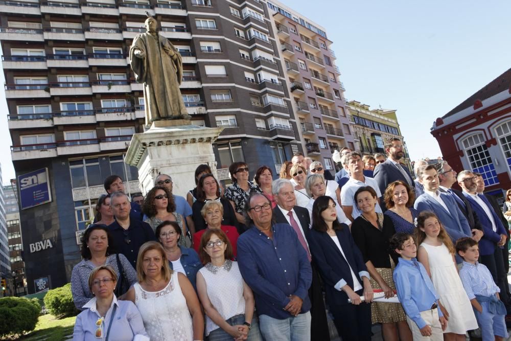 Ofrenda floral a Jovellanos en Gijón