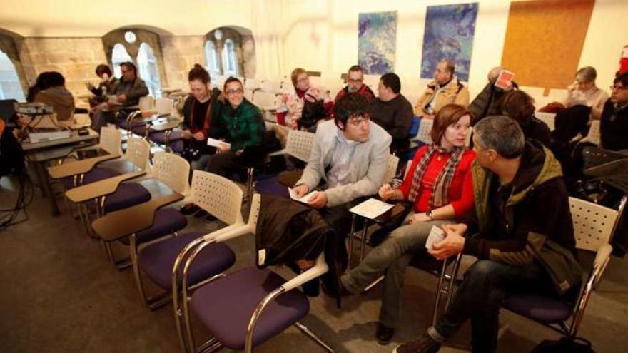 Algunos de los asistentes, ayer, a la asamblea de Somos, en el palacio de Valdecarzana; a la derecha, los concejales David Salcines, Yolanda Suárez y Xune Elipe.