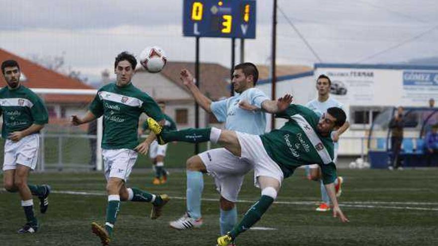 Una acción del partido Beluso-Pontecaldelas de ayer. // Carmen Giménez