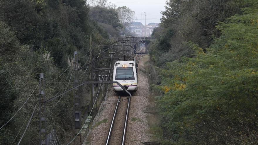 Un tren de Feve, en ruta por Asturias.