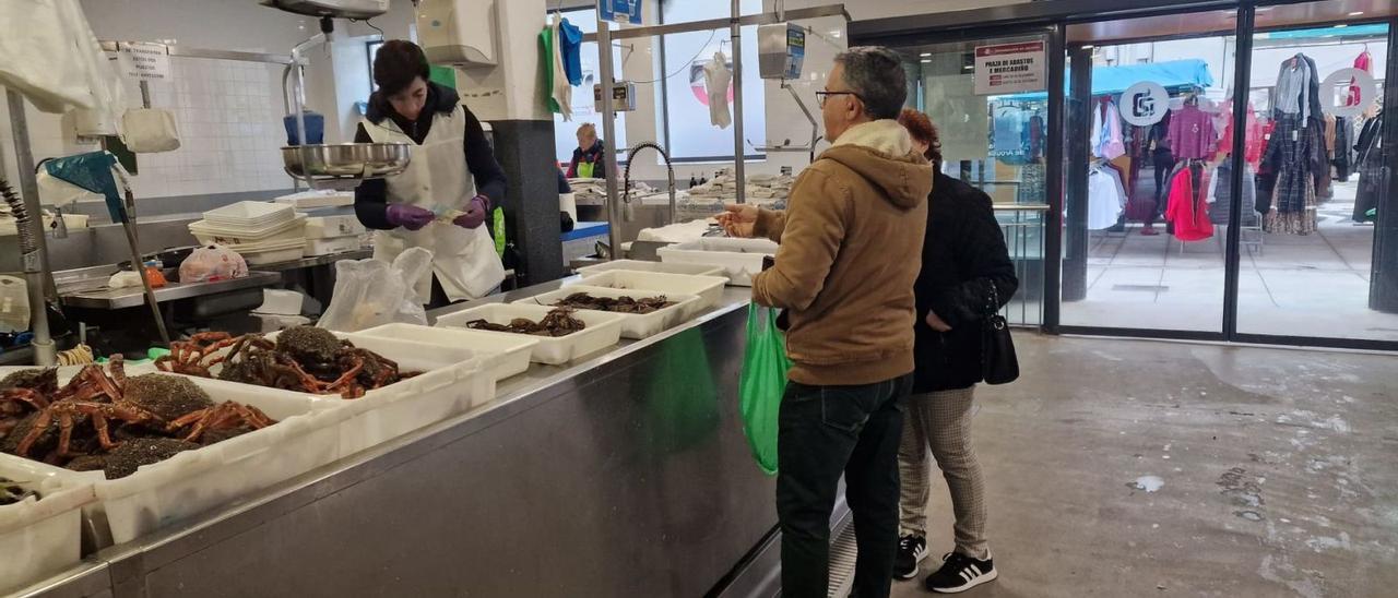 A pesar de ser día de mercadillo, ayer acudió poca gente a la plaza de abastos de Vilagarcía.   | //  M.M.