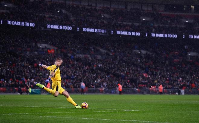 El portero inglés del Burnley Joe Hart chuta durante el partido de la Premier League entre Tottenham Hotspur y Burnley en el Estadio Wembley en Londres.