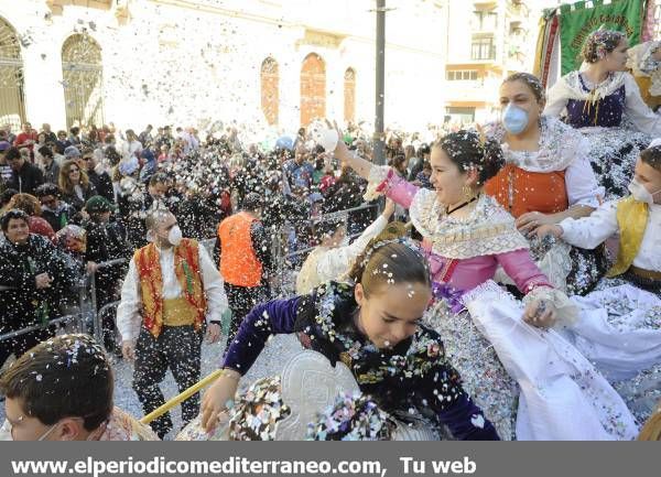 GALERÍA DE FOTOS - El Coso Multicolor inunda de confeti Castellón